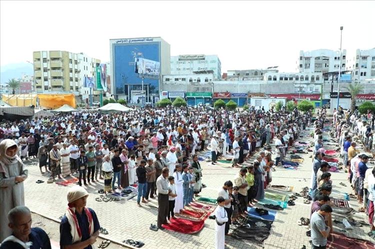 حشود جماهيرية تؤدي صلاة الجمعة في ساحة العروض بخور مكسر 1