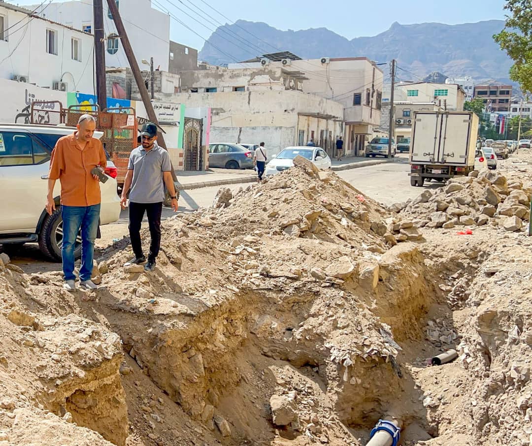 باخبيرة وبن جرادي يتفقدان مشروع تأهيل شبكات المياه في صيرة بعدن