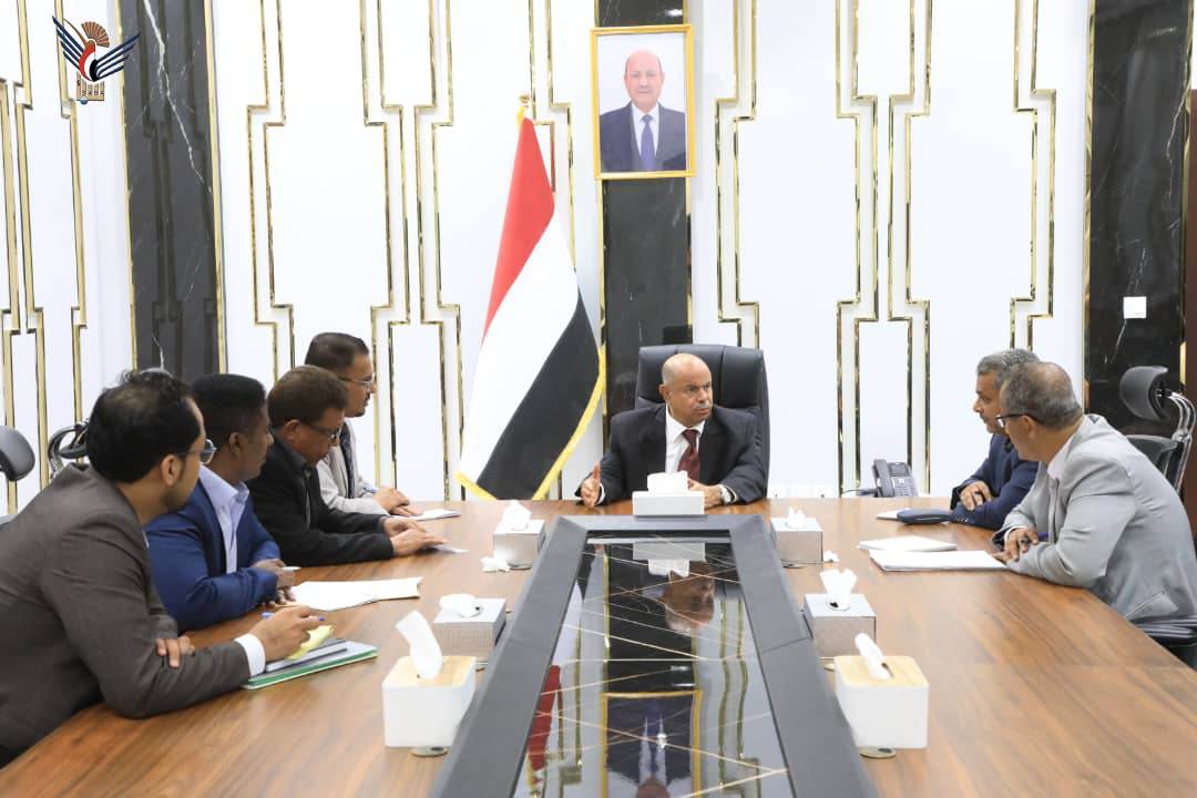 المحافظ الخنبشي يؤكد أهمية الحفاظ على وحدة حضرموت وتوفير الخدمات الأساسية للمواطنين