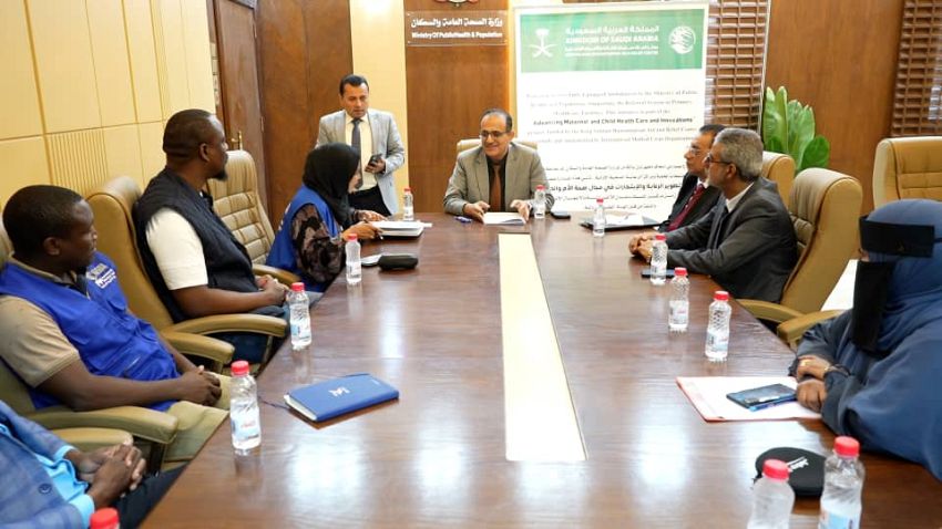 وزير الصحة يبحث مع الهيئة الطبية الدولية تعزيز التدخلات الصحية ويتسلم سيارتي إسعاف 1