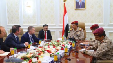 وزير الدفاع يلتقي في عدن كبير المستشارين العسكريين البريطانيين في الشرق الاوسط 2
