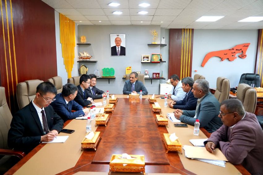 وزير الدولة محافظ عدن يبحث مع القائم بأعمال السفير الصيني سبل تعزيز التعاون المشترك 1