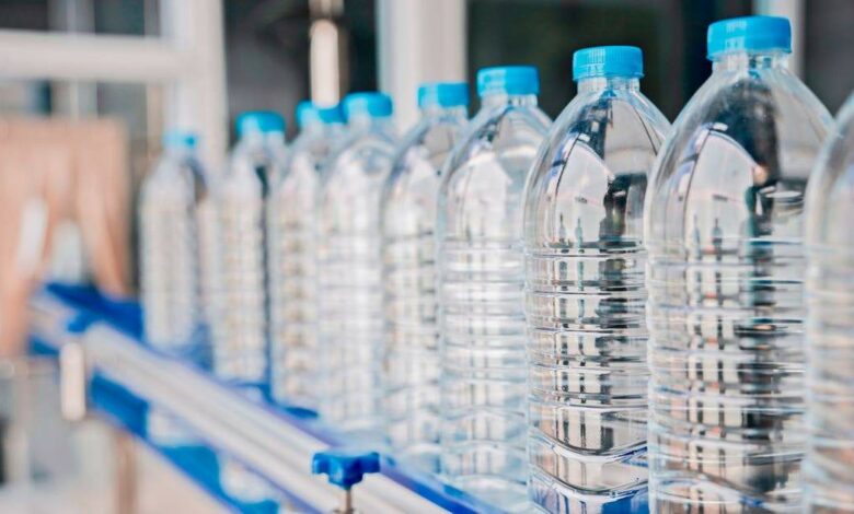 مخاطر المياه المعبأة على صحتك.. ما لا يخبرك به المصنعون! 2