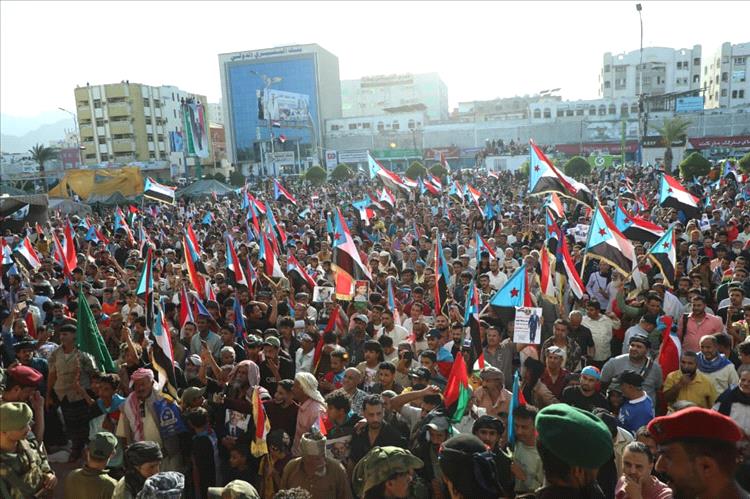 تدفق جماهيري غير مسبوق من الضالع إلى عدن 1