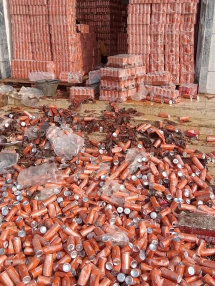 إحباط كارثة صحية في عدن.. ضبط آلاف الكراتين من مشروبات غازية فاسدة قبل تسويقها