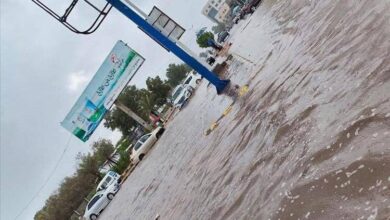 أمطار غزيرة تغمر شوارع الحديدة وتزيد معاناة السكان 8