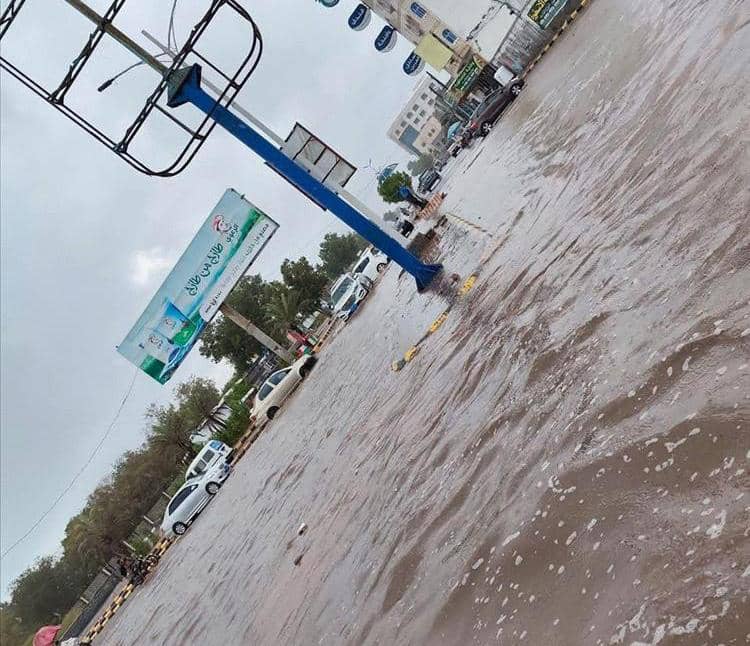 أمطار غزيرة تغمر شوارع الحديدة وتزيد معاناة السكان