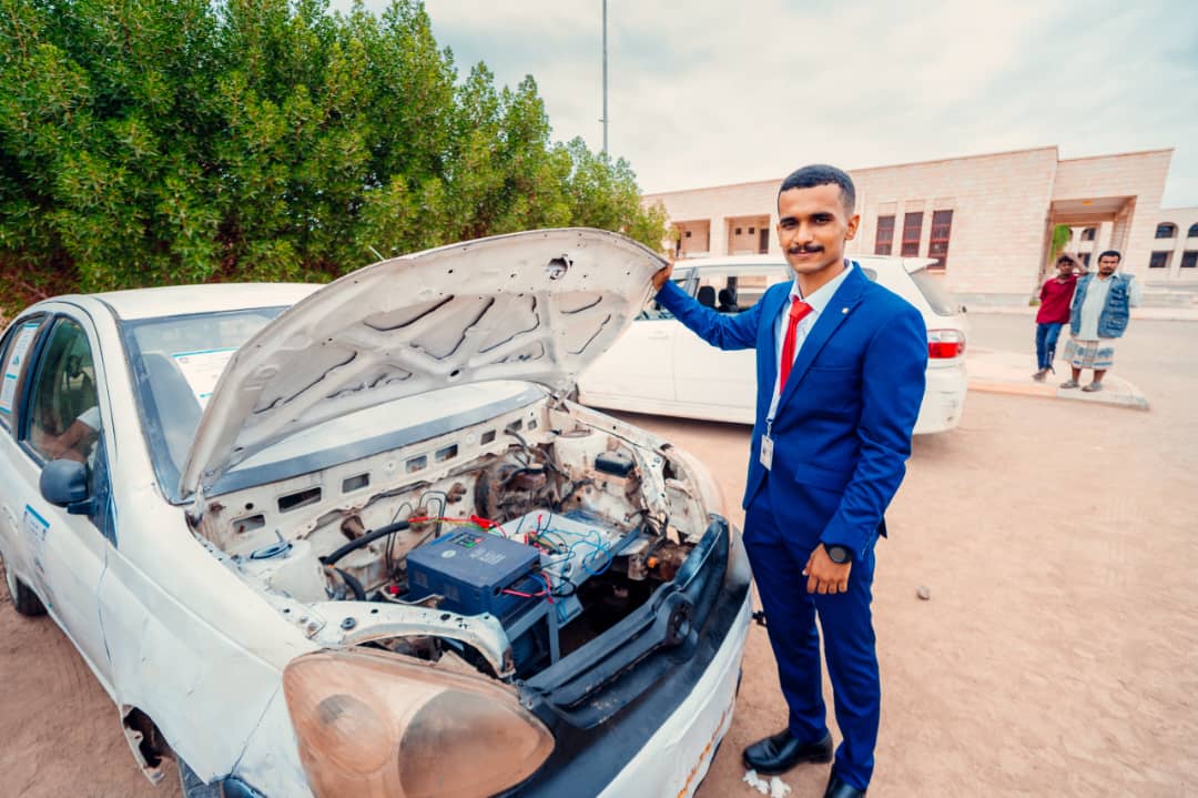 ابتكار شبابي من جامعة عدن يحوّل سيارة تقليدية إلى كهربائية ذكية صديقة للبيئة 1