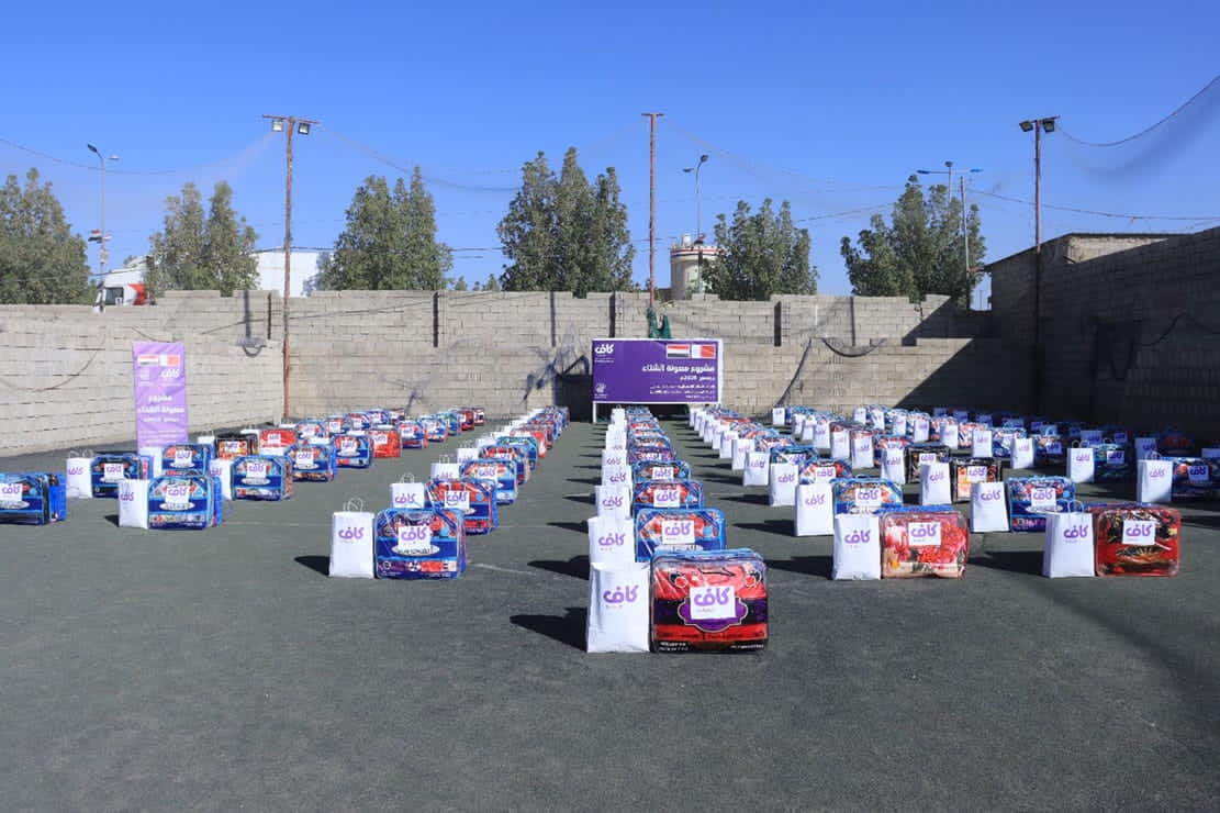لمواجهة برد الشتاء.. توزيع مساعدات شتوية على 100 أسرة نازحة 1