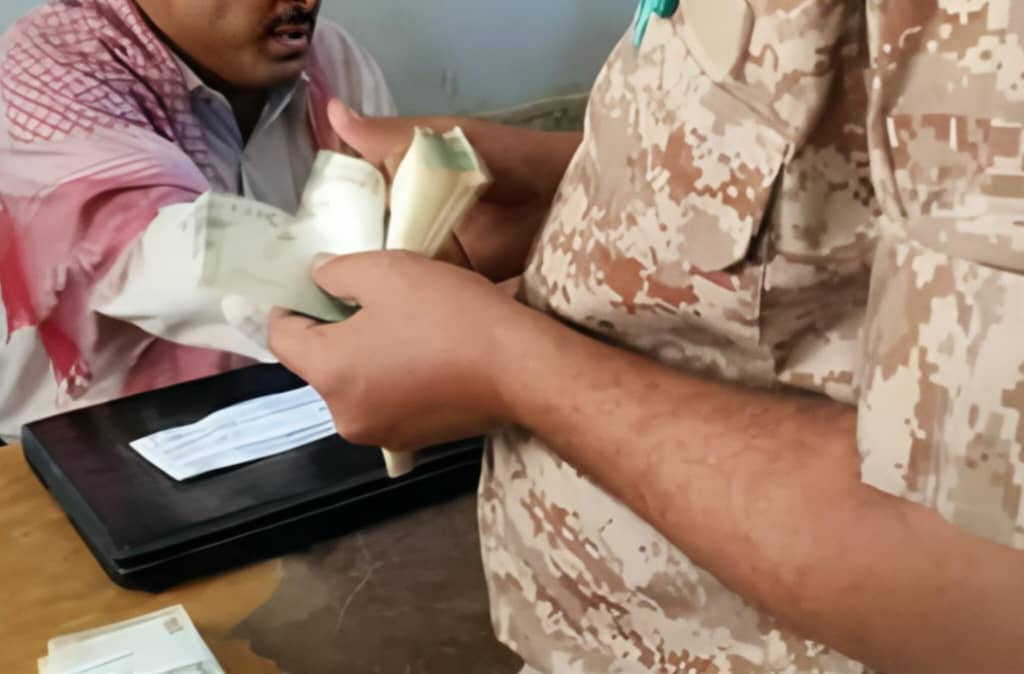 خصومات صادمة تهز رواتب جنود المنطقة العسكرية الرابعة في عدن 1