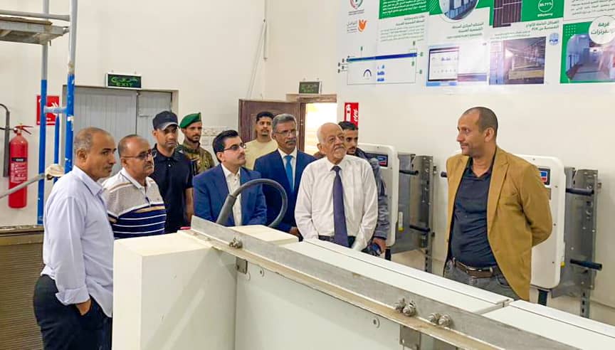 نائب وزير المياه يطلع على المراحل النهائية لمشروع محطة الطاقة الشمسية في حقل بئر ناصر 1