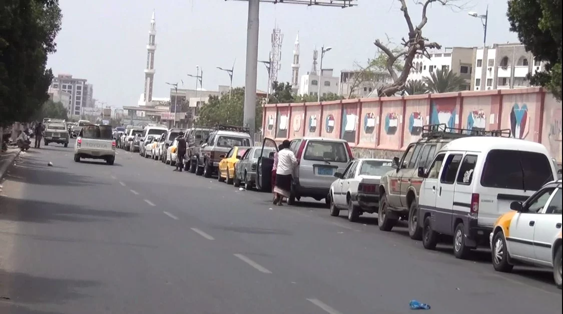 عدن تغرق في أزمة الغاز.. آلاف الأسر تواجه معاناة يومية 1