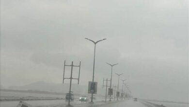 أمطار تغطي عدن وتحذيرات من تقلبات جوية خلال الساعات القادمة 2