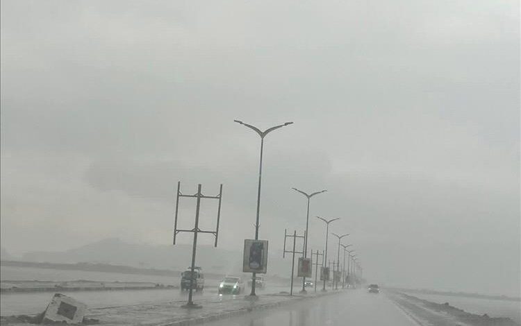 أمطار تغطي عدن وتحذيرات من تقلبات جوية خلال الساعات القادمة 1