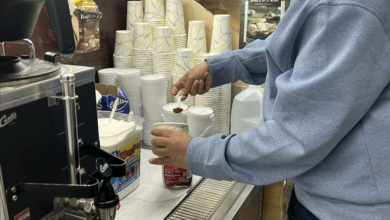 من البرلمان إلى بيع القهوة في أميركا.. صورة أحمد سيف حاشد تهز اليمنيين 3