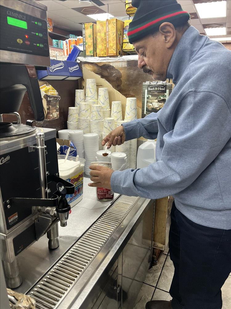 من البرلمان إلى بيع القهوة في أميركا.. صورة أحمد سيف حاشد تهز اليمنيين 1