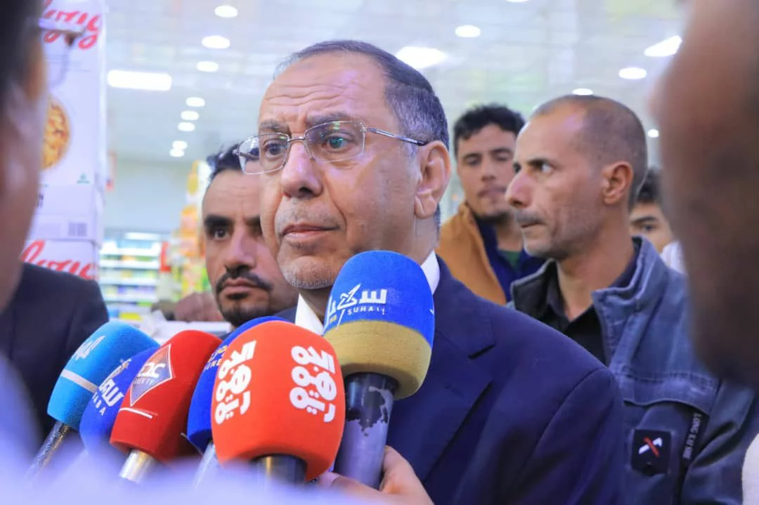وزير الصناعة والتجارة يتفقد مكتب الوزارة في مأرب وينفذ زيارة ميدانية للرقابة على الأسواق 1