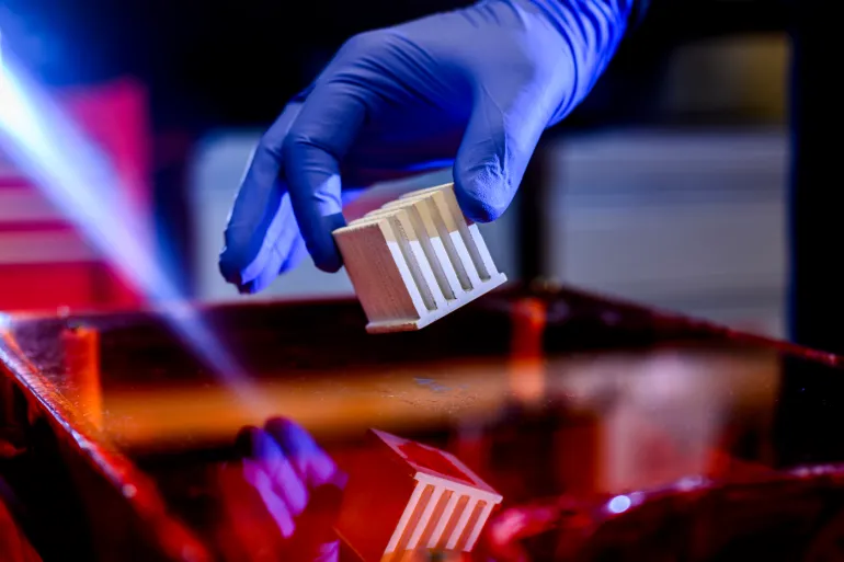 بلاستيك ثوري يتفوّق على الفولاذ في نقل الحرارة ويعزل الكهرباء… هل يغيّر مستقبل الصناعة؟ 1