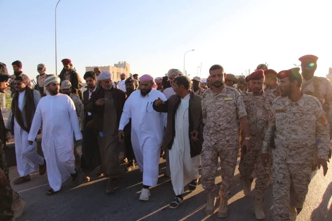 قائد قوات درع الوطن بالمهرة يتفقد مديرية شحن ومنفذها الحدودي مع سلطنة عُمان 1