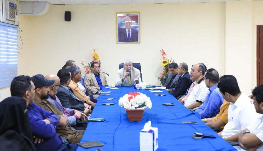 اجتماع في عدن يناقش سير العمل في قطاعات وزارة الشباب والرياضة 1