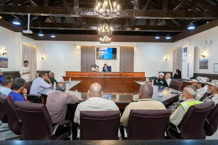 وكيل أول محافظة عدن يناقش الأوضاع الخدمية بمديرية 1