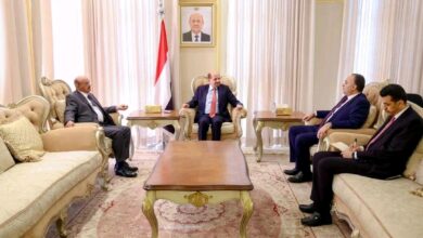 رئيس الوزراء يوجه البنك المركزي ووزارة المالية بتسريع إجراءات صرف الرواتب المتأخرة للموظفين والمتقاعدين والشهداء والجرحى 5