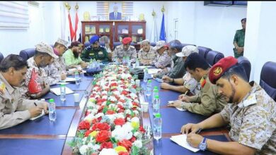 لقاء عسكري بعدن يناقش تنفيذ التوجيهات لتعزيز الأمن وإخراج المعسكرات من المدينة 2