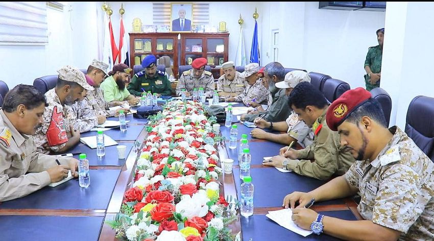 لقاء عسكري بعدن يناقش تنفيذ التوجيهات لتعزيز الأمن وإخراج المعسكرات من المدينة