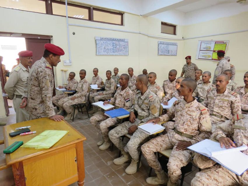 نائب رئيس هيئة الأركان العامة يتفقد الكلية الحربية العسكرية بعدن