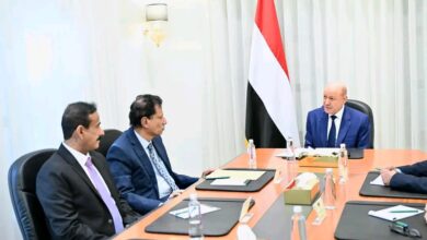 رئيس مجلس القيادة يجتمع بمحافظي المهرة وشبوة ويعلن تدشين مرحلة واعدة بالمشاريع الانمائية في المحافظتين 5