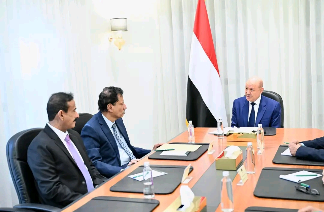 رئيس مجلس القيادة يجتمع بمحافظي المهرة وشبوة ويعلن تدشين مرحلة واعدة بالمشاريع الانمائية في المحافظتين