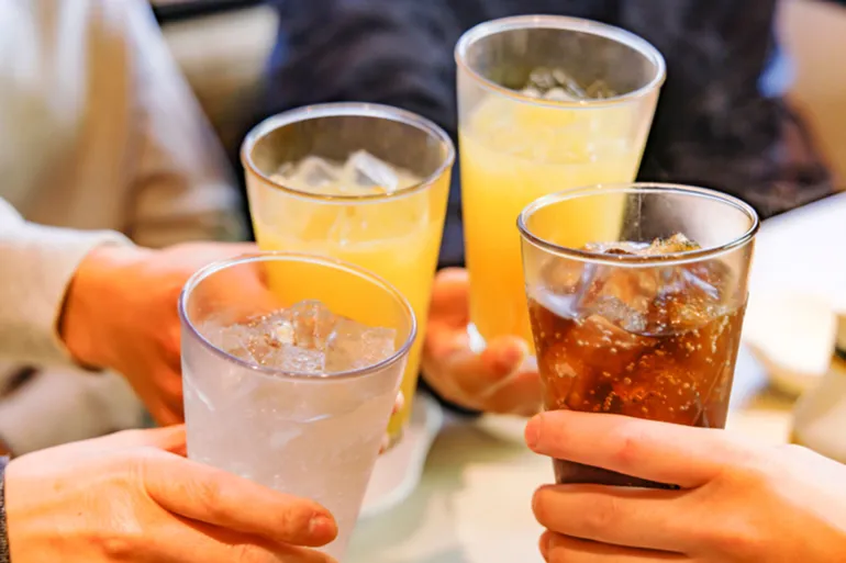 منظمة الصحة العالمية تحذر: انخفاض أسعار المشروبات السكرية والكحول يفاقم الأمراض 1