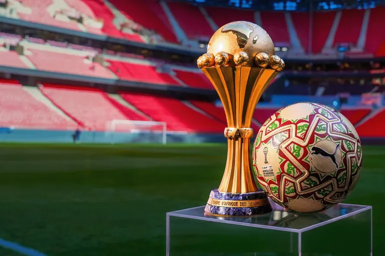 بلمسة تاريخية.. "كاف" يزيح الستار عن كرة نهائي كأس أمم أفريقيا 1