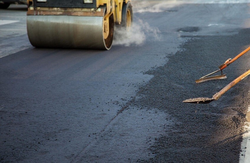 ابتكار روسي ثوري يحوّل نفايات البلاستيك إلى إسفلت قوي يدوم طويلاً 1