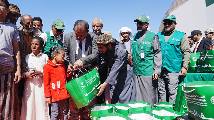 مركز الملك سلمان يوزع الكسوة الشتوية في وادي حضرموت ضمن مشروع كنف 1