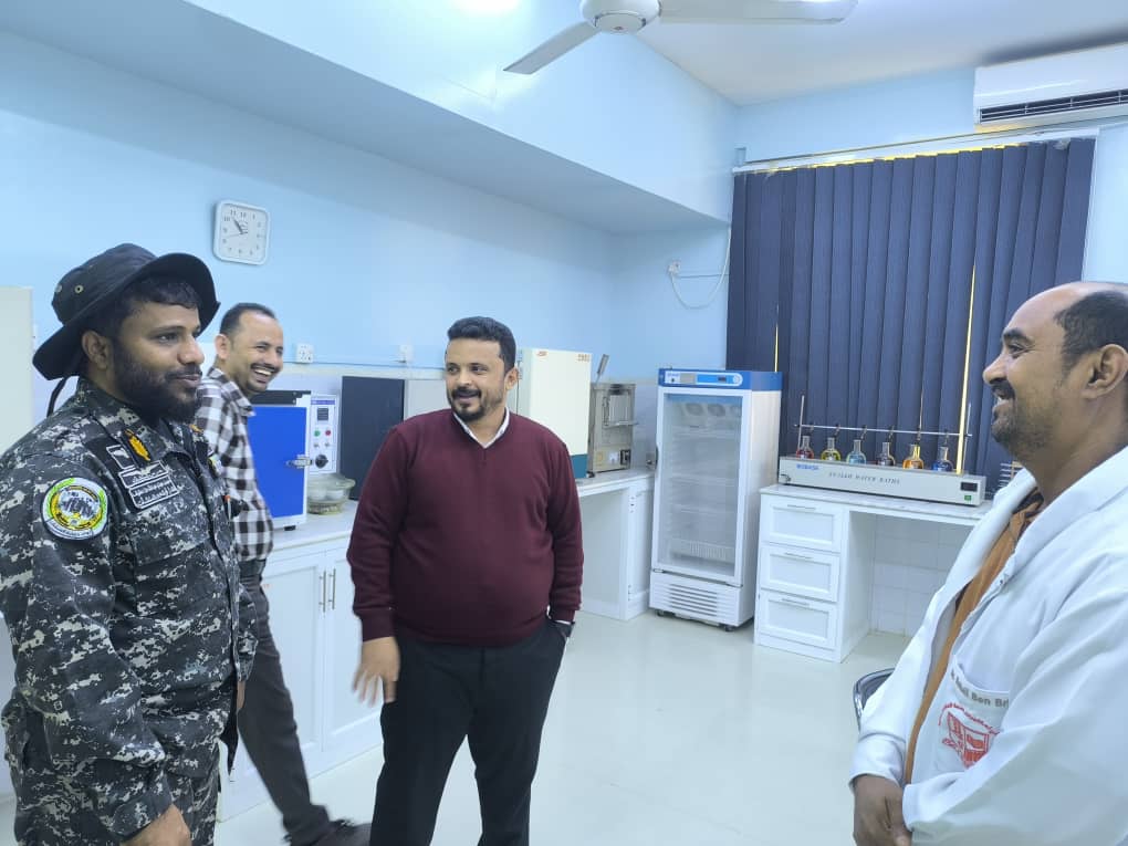 قائد قوات حرس المنشآت يزور المختبرات الطبية في عدن 1