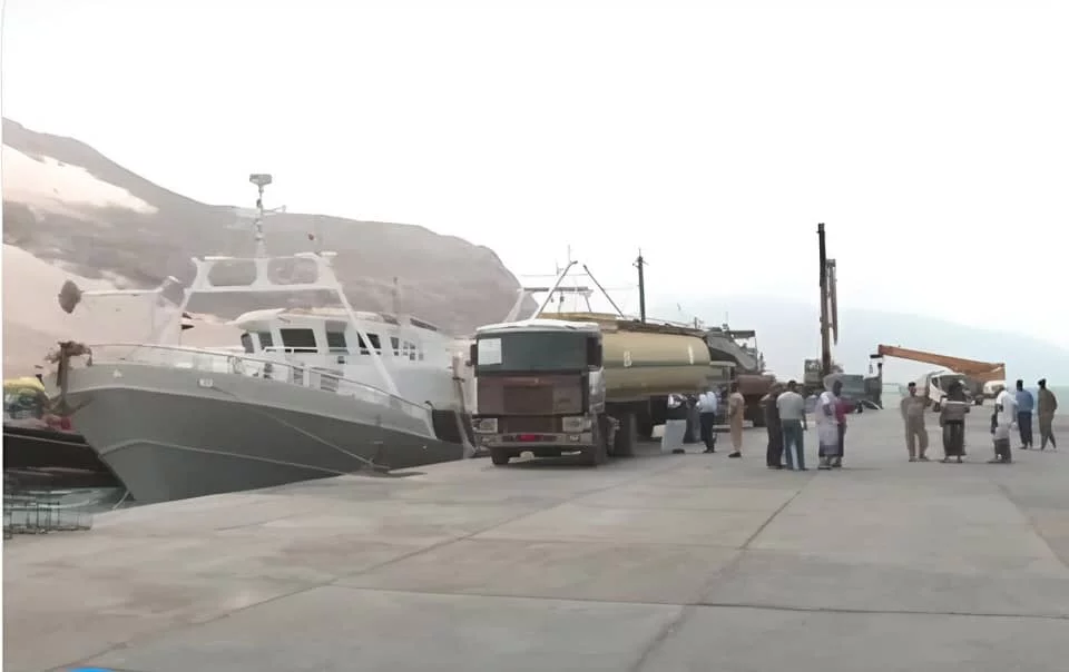 بدعم سعودي.. وصول أول شحنة وقود إلى سقطرى لإنهاء أزمة الكهرباء 1