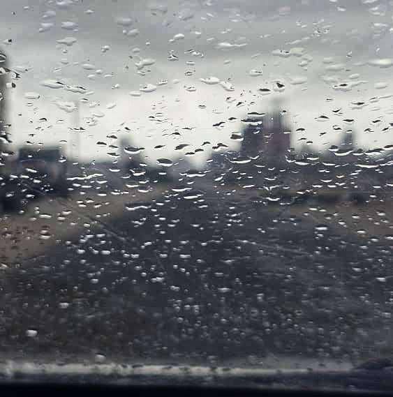 عدن تستقبل يومها بزخات مطرية وأجواء شتوية تبهر المواطنين 1