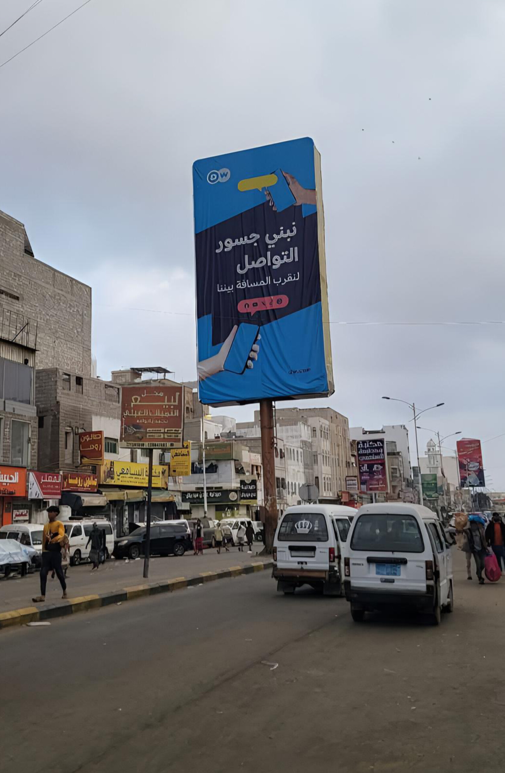 غضب واستنكار في عدن بعد رفع لوحات «دويتشه فيله» في الشوارع العامة 1