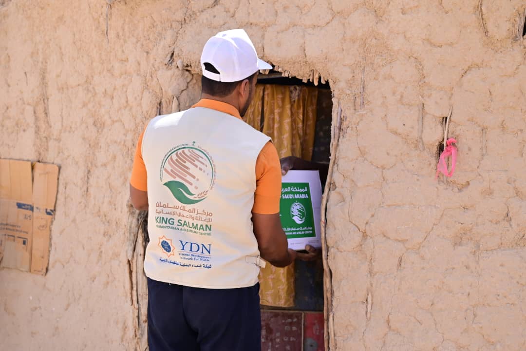 مركز الملك سلمان للإغاثة يواصل توزيع التمور لدعم الأسر المحتاجة في السوم بحضرموت 1