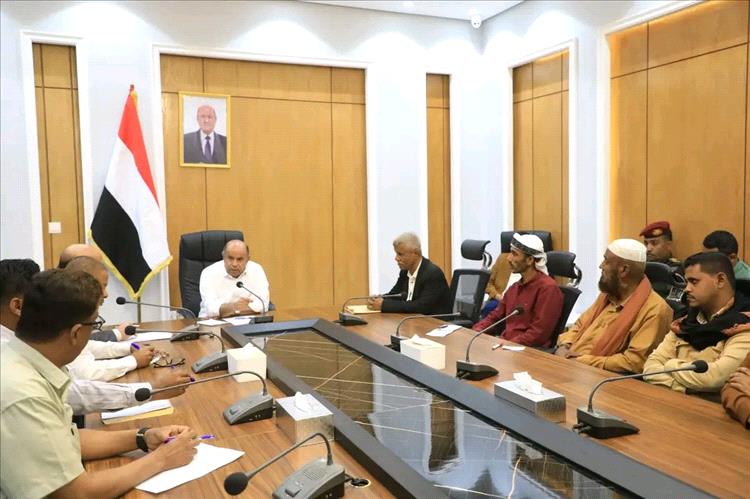 محافظ حضرموت يستعرض سير العملية التعليمية والتربوية في مديرية الشحر 1