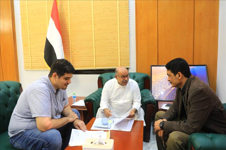 محافظ حضرموت يتفقد أوضاع المكلا والعبر ويزور مكاتب الأشغال والخدمة المدنية