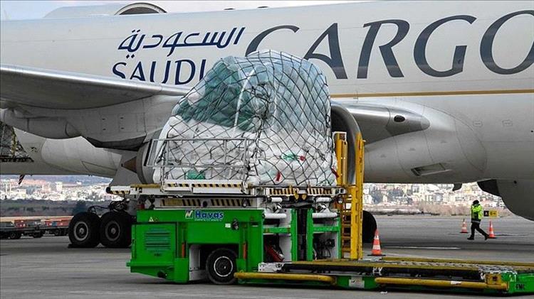 السعودية تفتح جسر جوي لإغاثة سكان سقطرى