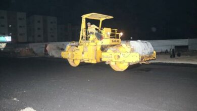 بدء أعمال الإسفلت بمدخل إنماء في البريقة ضمن مشروع تحسين السلامة المرورية بعدن 3