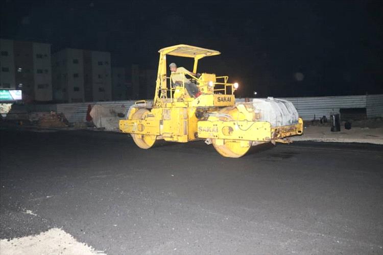 بدء أعمال الإسفلت بمدخل إنماء في البريقة ضمن مشروع تحسين السلامة المرورية بعدن 1