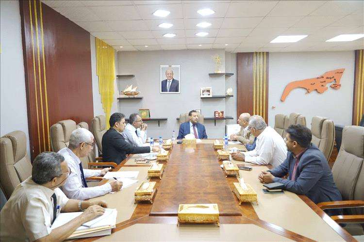 وزير الدولة محافظ عدن يناقش آليات سير العمل في النقل والمرور ومصافي عدن 1