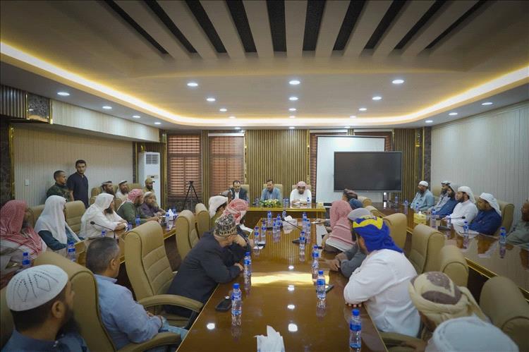 محافظ عدن يؤكد دور المساجد في ترسيخ الاعتدال وتعزيز السلم المجتمعي 1