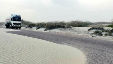 الرمال المتحركة تهدد أرواح المسافرين وتربك حركة السير في شبوة 2