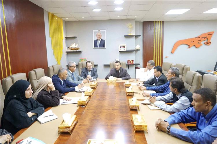 حياة أفضل للمعلمين.. محافظ عدن يقر زيادة الحوافز ويطلق حملة نظافة بالمدارس 1