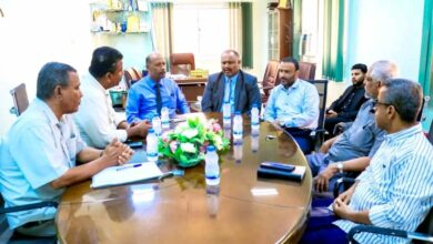 مدير عام المكلا يناقش مع صحة ساحل حضرموت تعزيز الشراكة وتطوير التحصيل الإيرادي 3